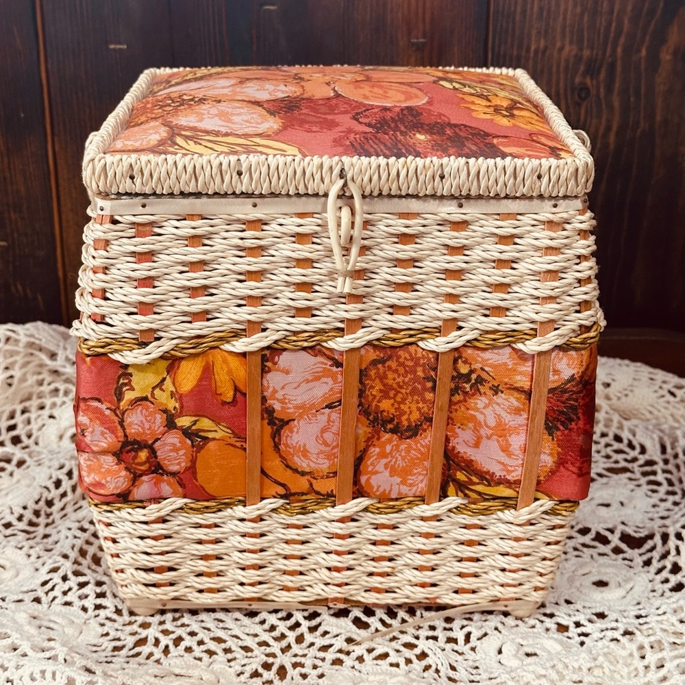 Vintage Singer Woven Wicker Sewing Craft Basket Satin Lining Handle Made Japan